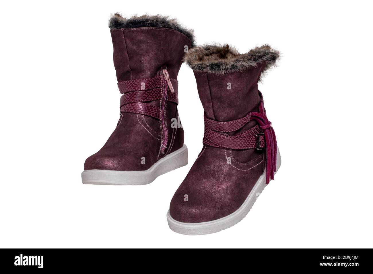 Botas de invierno para niños. Primer plano de un par de elegantes botas de  invierno de piel violeta de ante y forrado con piel marrón. Niñas zapatos de  invierno moda nuevas tendencias