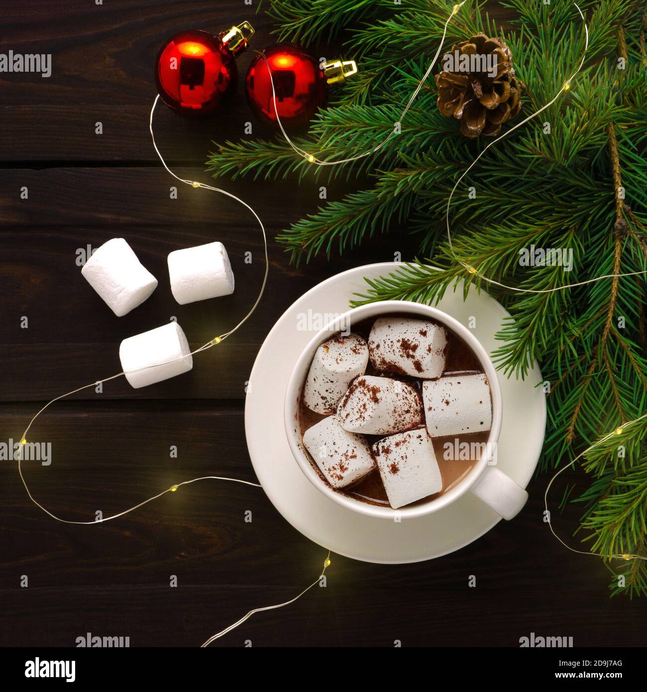 Concepto creativo comida fiesta fiesta foto de taza de café malvavisco con árbol de Navidad juguetes bolas decoración sobre fondo de madera marrón. Foto de stock