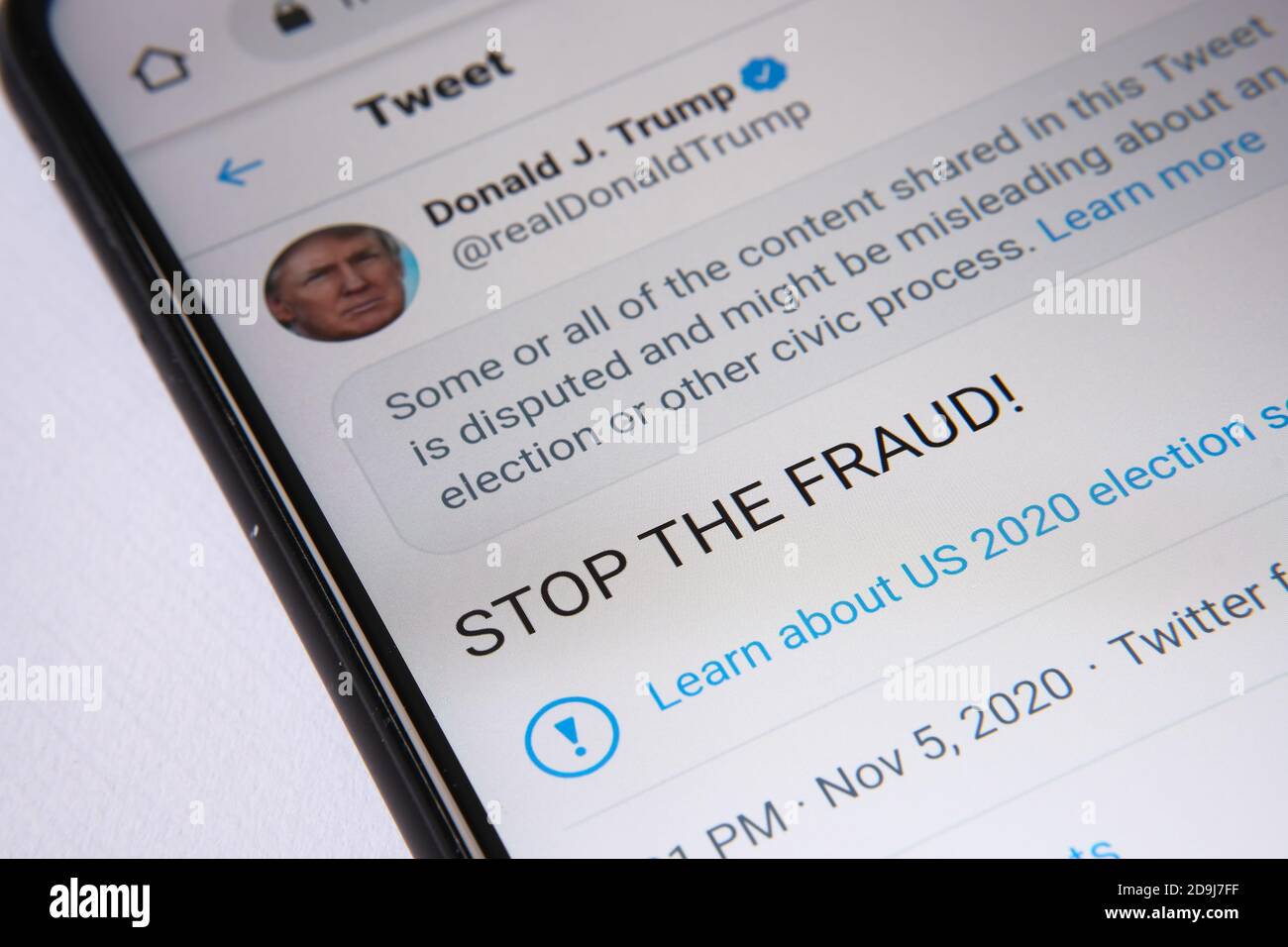 Twitter calificó el tuit oficial de Donald Trump "DETENER EL FRAUDE" como "desdichado". La página se muestra en la pantalla del smartphone. Concepto. Foto de stock