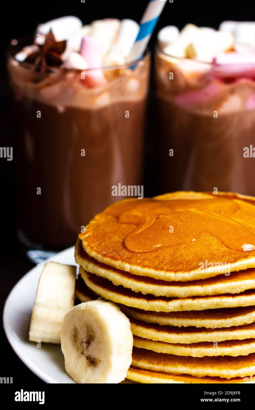 Panqueques, flapjacks, hotcakes, griddlecakes con trozos de plátano