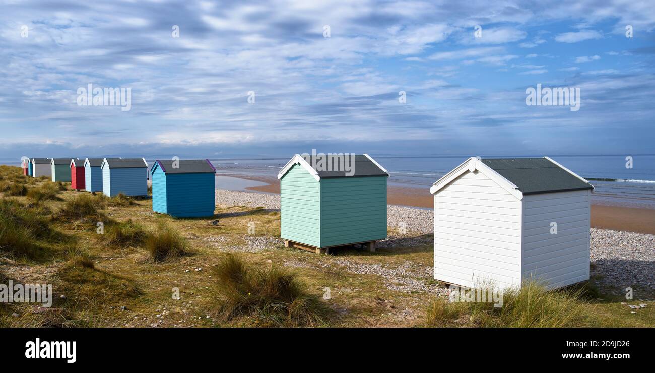 Chozas de playa Colouful en la playa Findhorn, Moray, Escocia. Panorámica Foto de stock