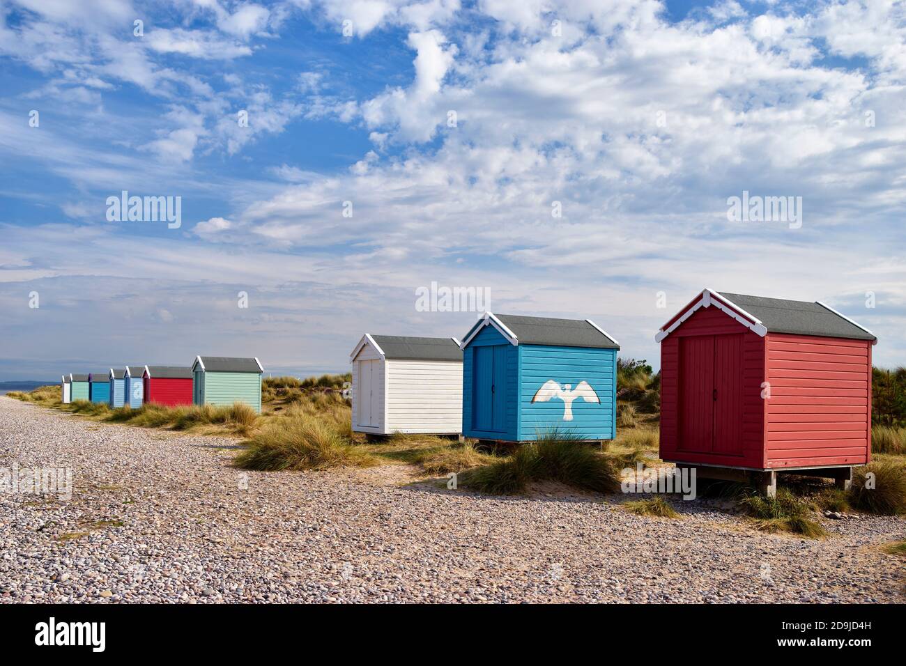 Chozas de playa Colouful en la playa Findhorn, Moray, Escocia. Foto de stock
