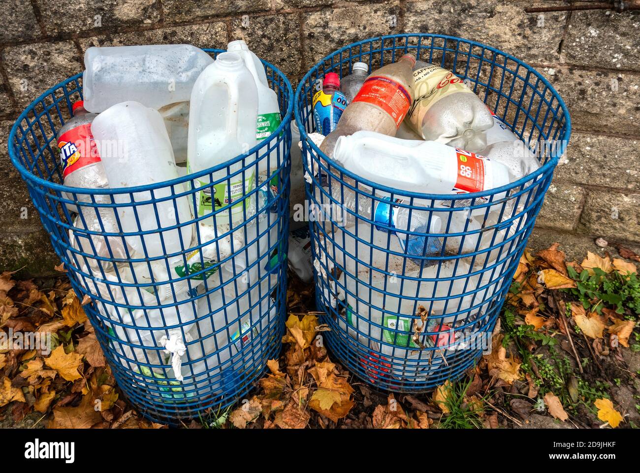 2 contenedores de residuos llenos de botellas de plástico vacías para su  reciclaje Fotografía de stock - Alamy
