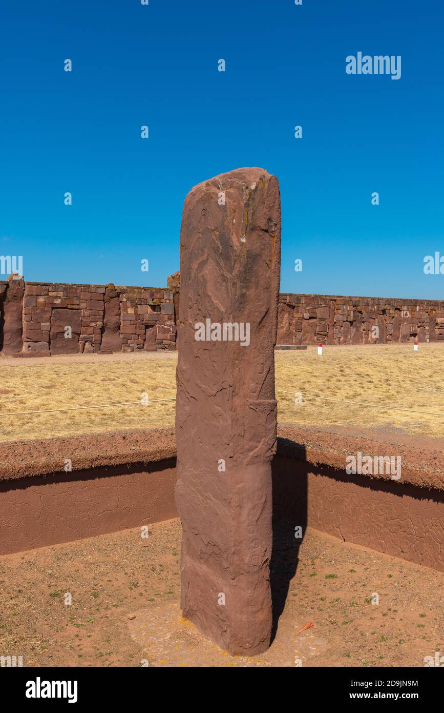 Estela Descabezado, sitio arqueológico Tiwanaku o Tiahuanaco, Patrimonio de la Humanidad de la UNESCO, Altiplano, la Paz, Bolivia, América Latina Foto de stock