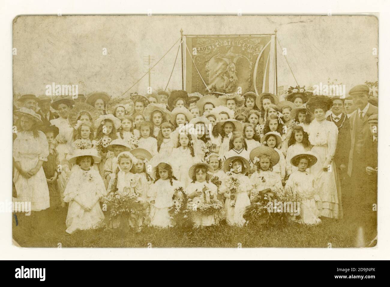 Original postal de principios de 1900 de Cadets of Temperance rally, niñas en Sunday Best, con sombreros de verano, en el banner dice 'Cadets of Temperance Work Togeks Section 166', alrededor de 1913 Reino Unido Foto de stock