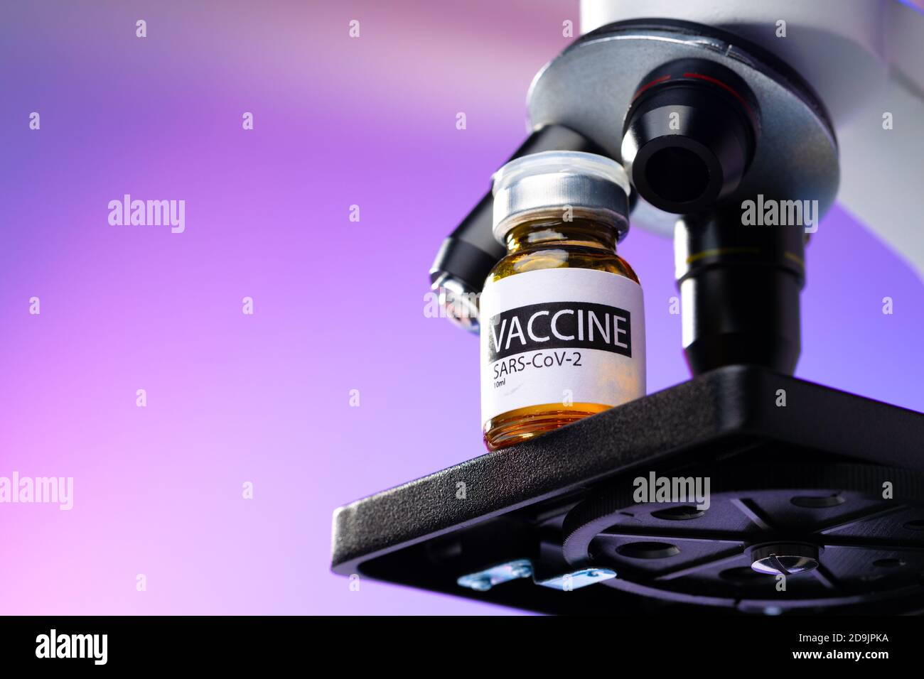 Vial de la vacuna Covid-19 al lado de un microscopio Fotografía de stock -  Alamy