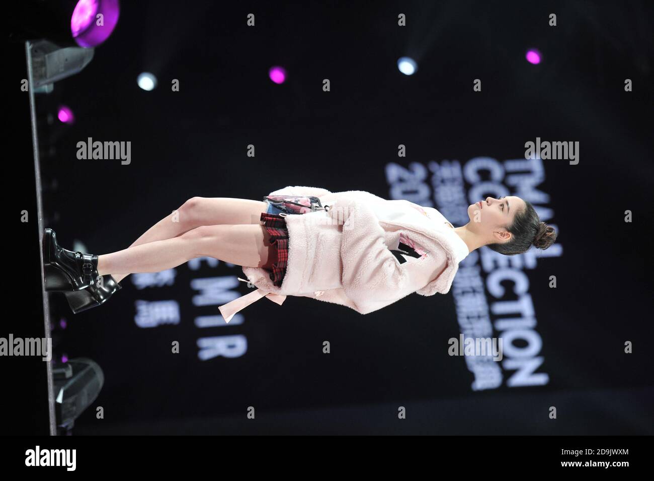CORRECCIÓN DE LA LEYENDA----Archivo--Ouyang Nini, actriz China y hermana  mayor de Ouyang Nana, pasarelas como modelo para la Marca de ropa SEMIR en  Beijing, C Fotografía de stock - Alamy