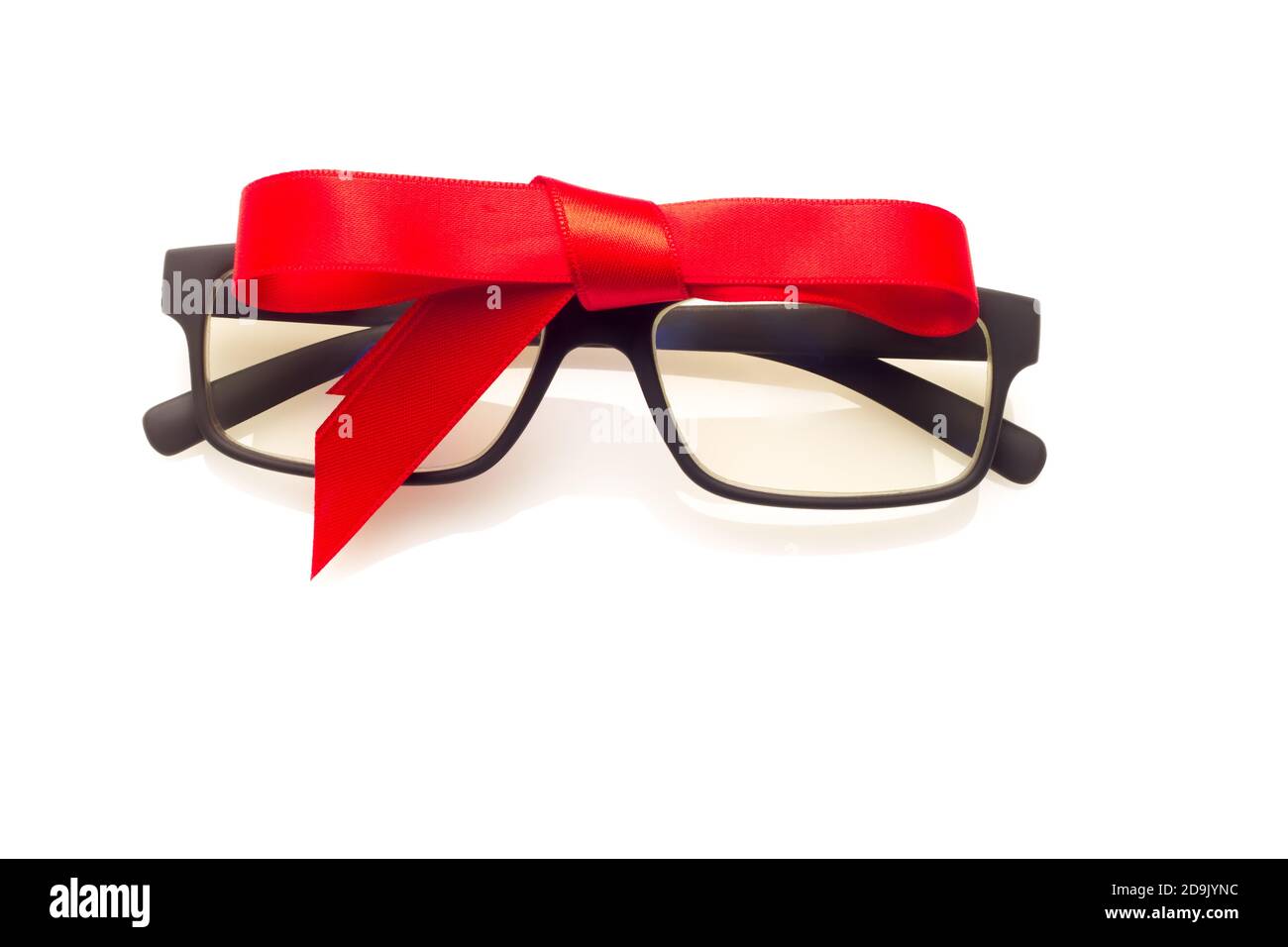 Gafas graduadas y marco negro, plástico clásico sobre fondo blanco y cinta  de regalo roja Fotografía de stock - Alamy