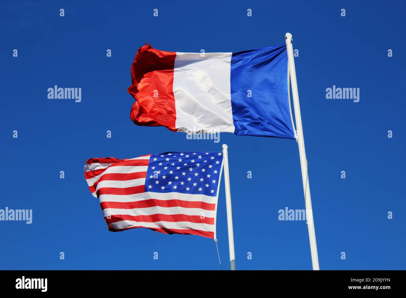 la bandera francesa y americana en Utah Beach, Normandía, Francia Foto de stock