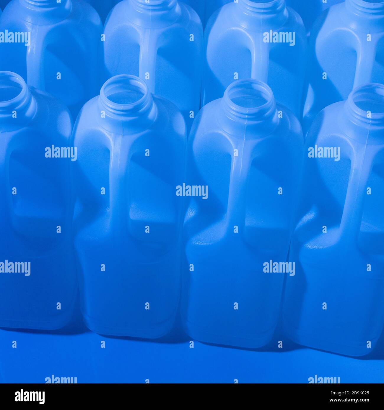 Botellas de leche de polietileno de 2 litros Nampak iluminadas por geles de  color. Envases abstractos, botellas de plástico, envases de alimentos del  Reino Unido, leche de supermercado, plástico abstracto Fotografía de