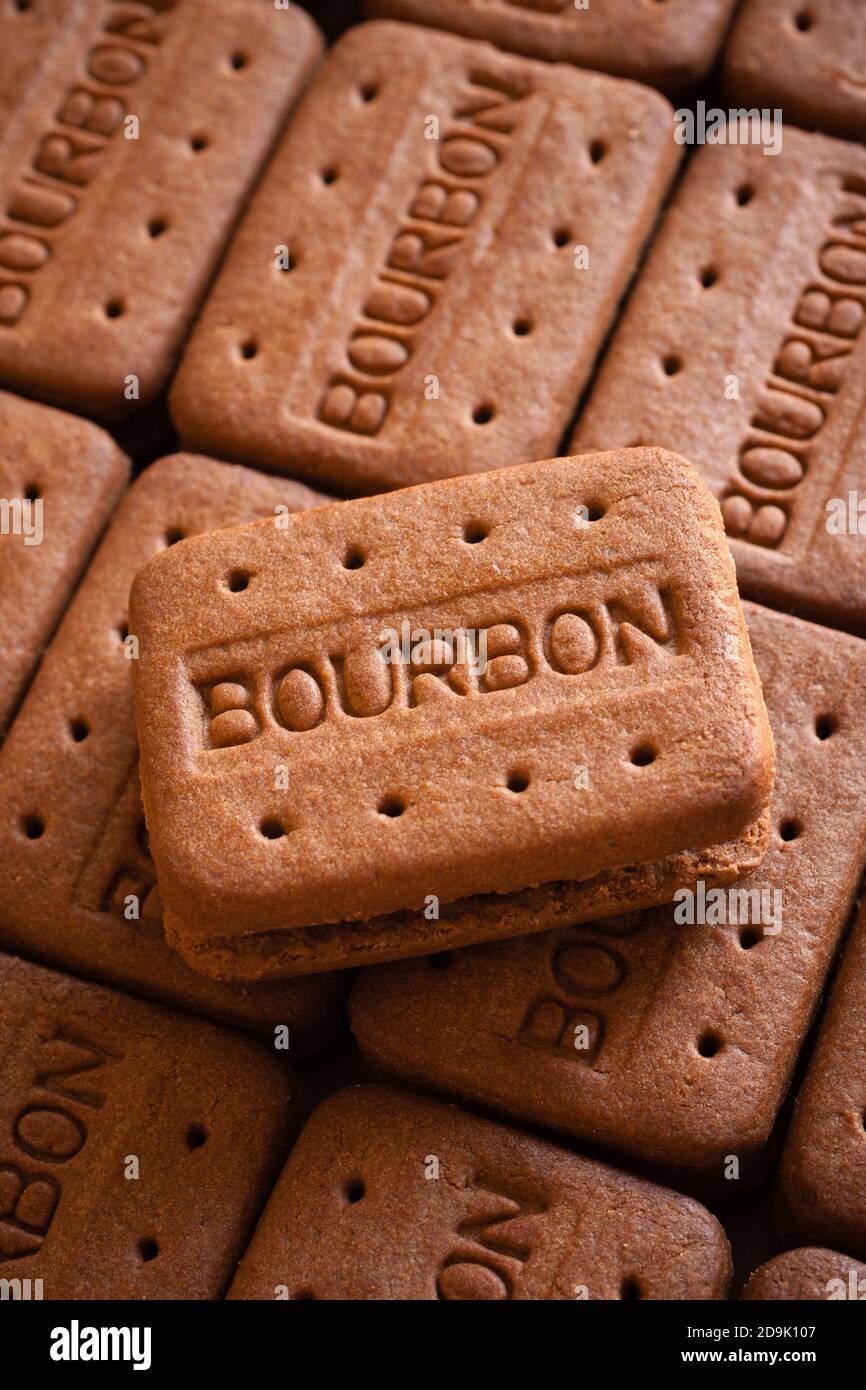 Galletas de bourbon o Borbón cremas una popular lleno de galletas de chocolate británico Foto de stock