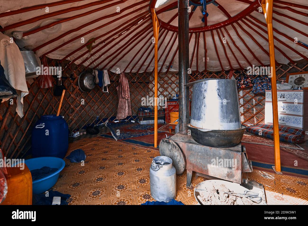 La vida del Yurt mongol. Interior de la casa del nómada. Familia mongol en casa. 06.09.2019