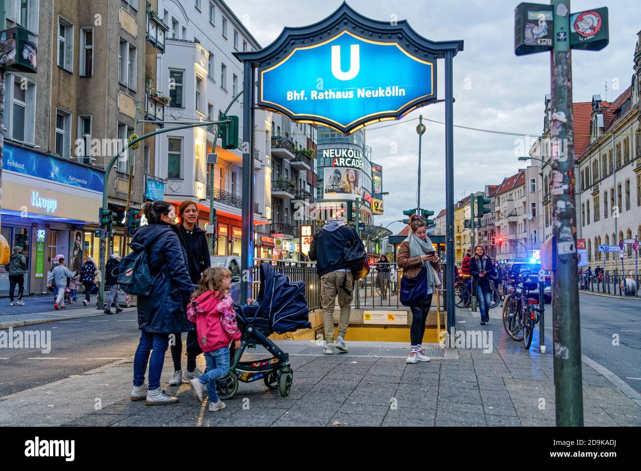 U-Bahn Rathaus Neukölln, Karl-Marx-Strasse, Neukölln Akaden, Corona Hotspot, Corona Ampel auf rot, Foto de stock