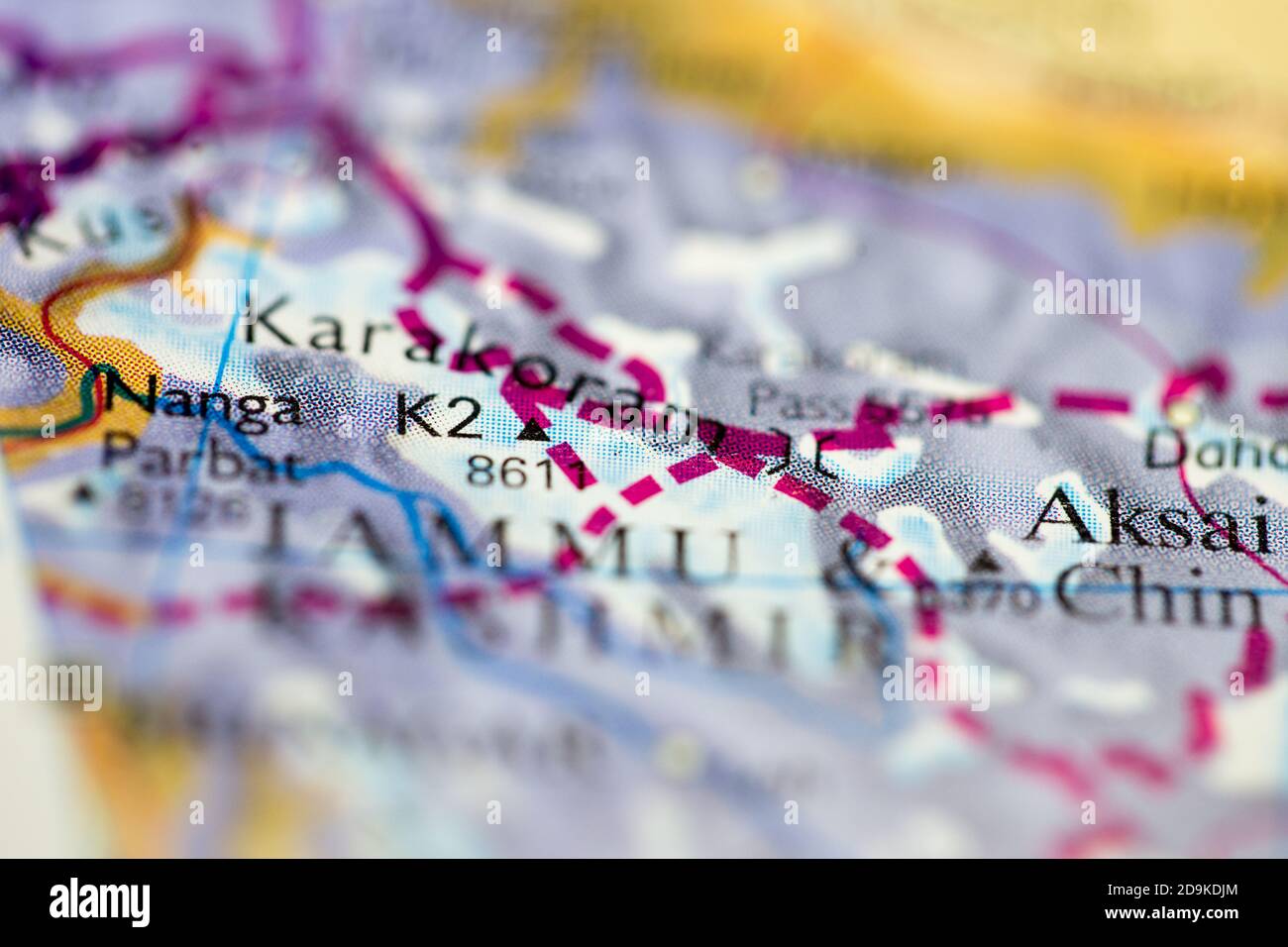 Profundidad de campo reducida se centra en la ubicación del mapa geográfico de Monte K2 en el continente asiático de Pakistán en el atlas Foto de stock