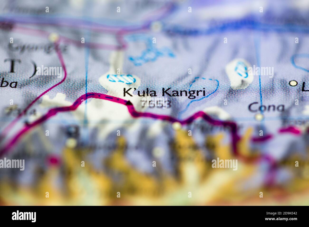 Profundidad de campo reducida se centra en la ubicación del mapa geográfico de Monte Kula Kangri en Bután Asia continente en el atlas Foto de stock