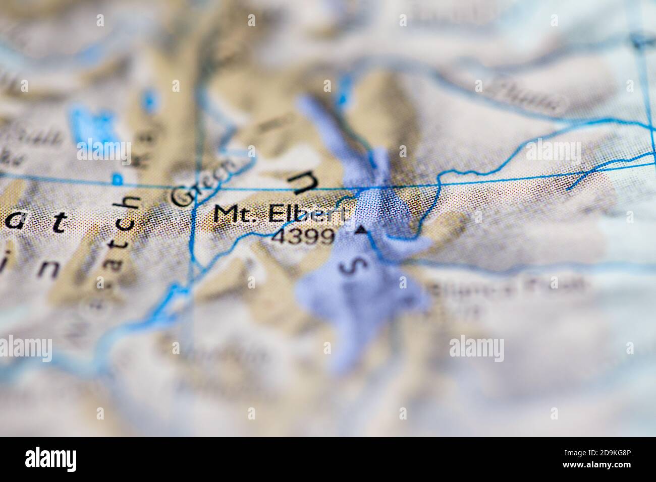 Profundidad de campo reducida se centra en la ubicación del mapa geográfico de Monte Elbert en Estados Unidos América del Norte continente en atlas Foto de stock