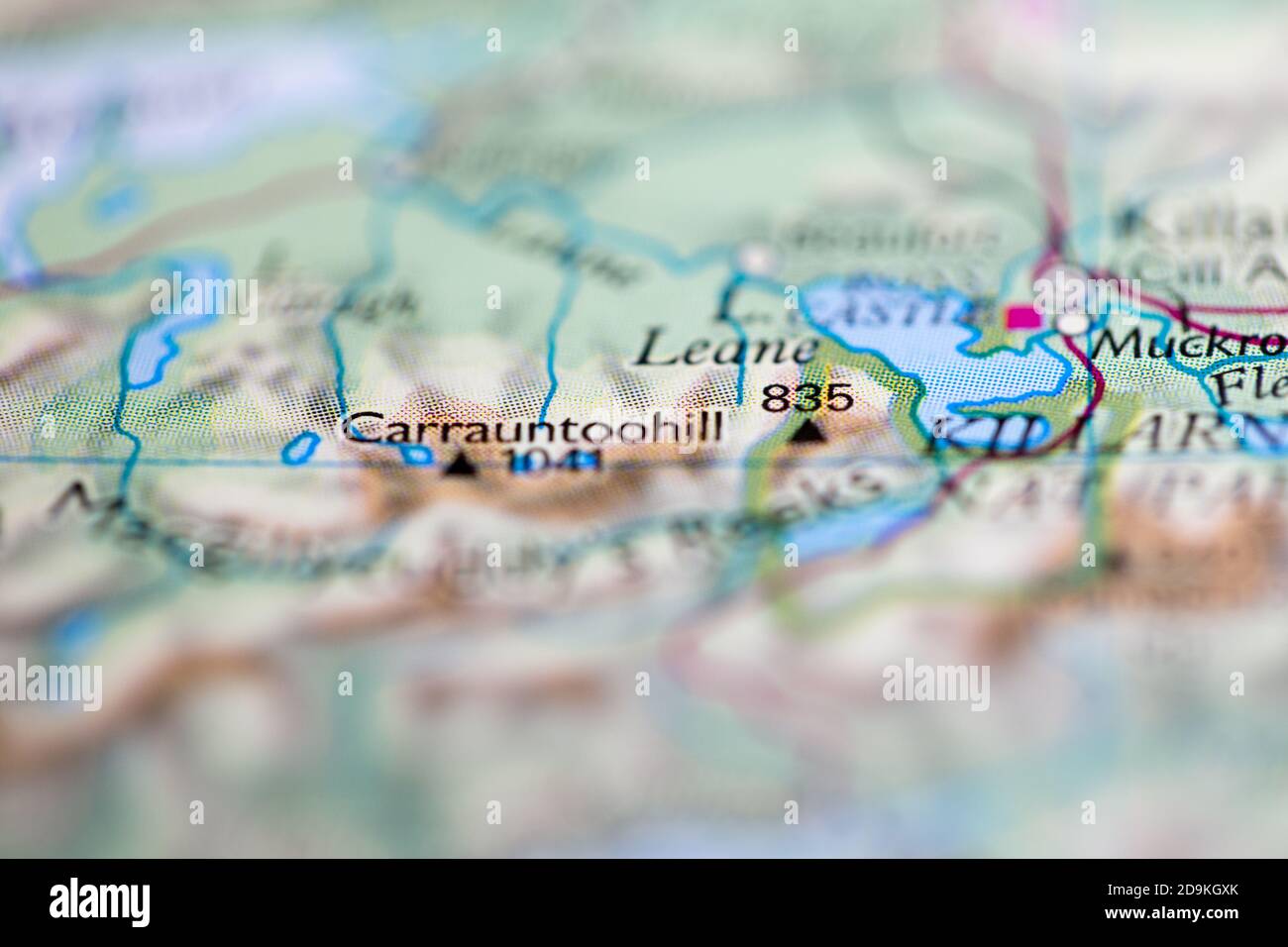 Profundidad de campo reducida se centra en la ubicación del mapa geográfico de Monte Carrauntoohil en Irlanda continente europeo en atlas Foto de stock