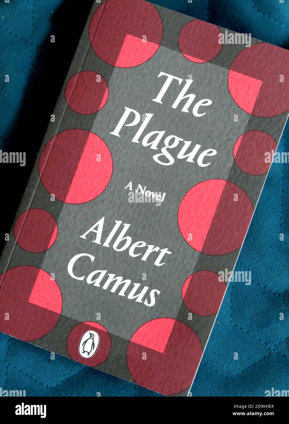 La plaga, una novela publicada por primera vez en 1947, ha estado vendiendo bien durante la pandemia actual. Foto de stock