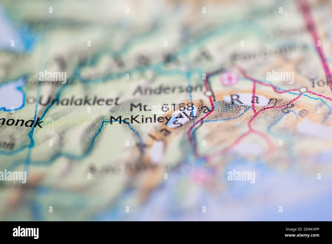 Profundidad de campo reducida se centra en la ubicación del mapa geográfico de Monte Denali o McKinley en Estados Unidos América del Norte continente en el atlas Foto de stock