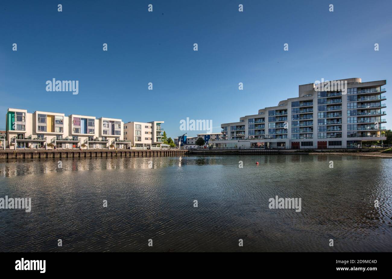 Urbanizaciones residenciales en el puerto deportivo de Portishead Foto de stock