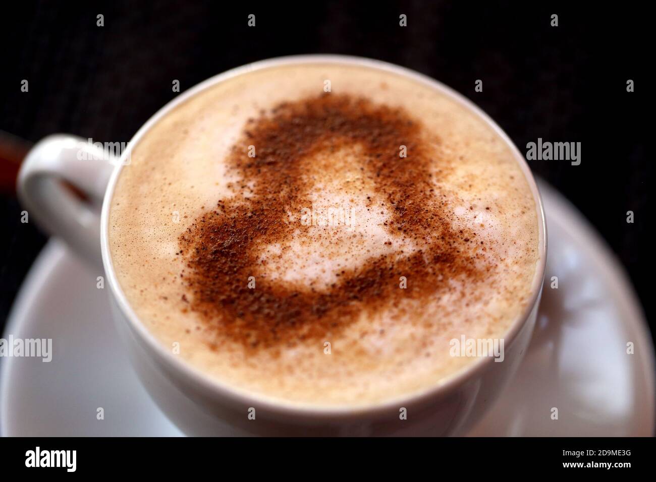 Foto de delicioso café con un patrón de corazón capuchino en un café en la mesa Foto de stock