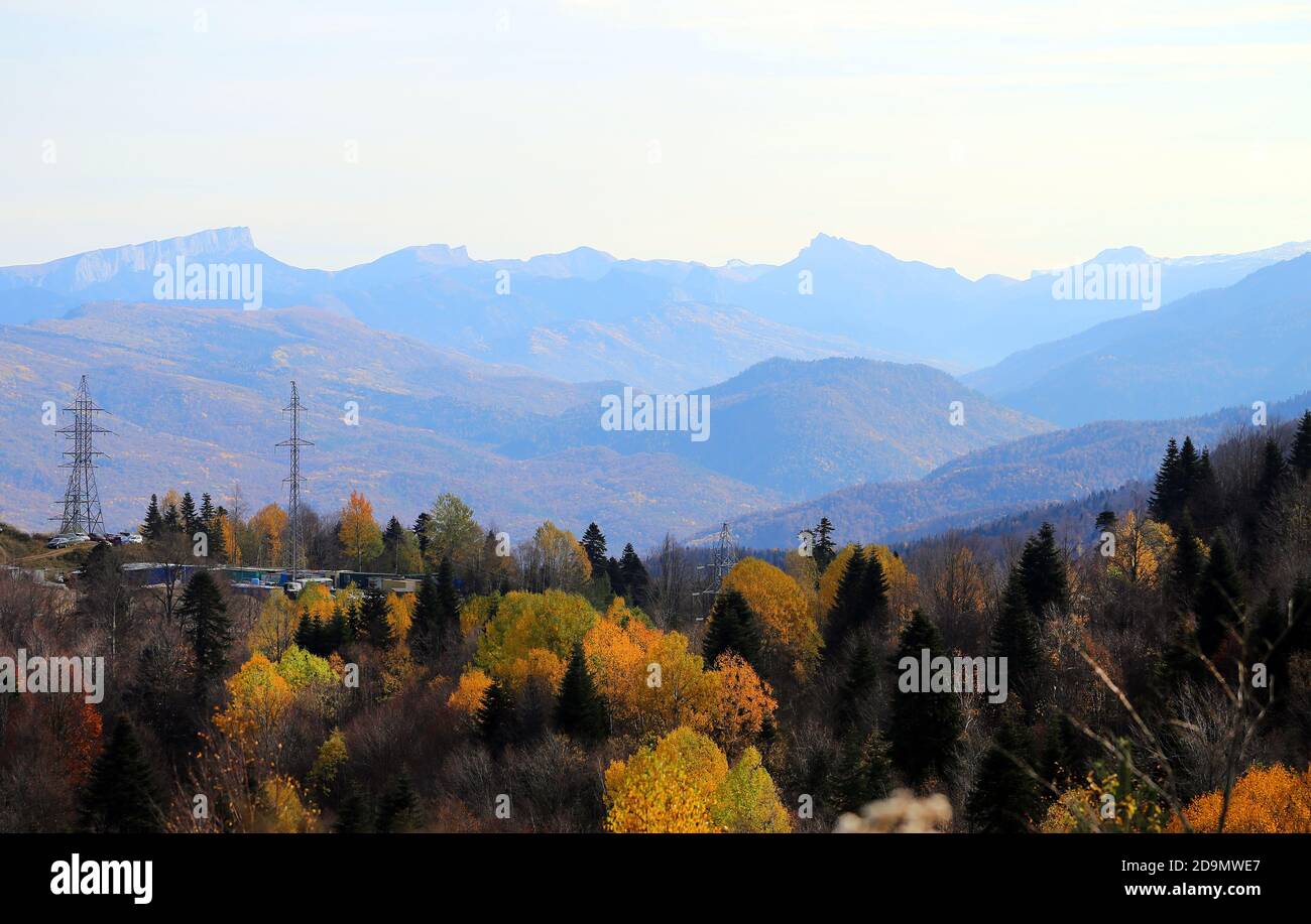 Foto de un hermoso paisaje otoñal con montañas y colinas En el Cáucaso Foto de stock
