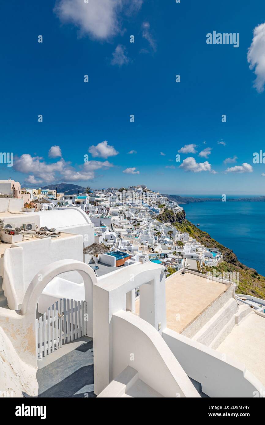Isla de Santorini, llena de cafés y hoteles con vistas al mar Egeo y a la caldera volcánica. Viaje de verano de lujo y destino de vacaciones de blanco Foto de stock