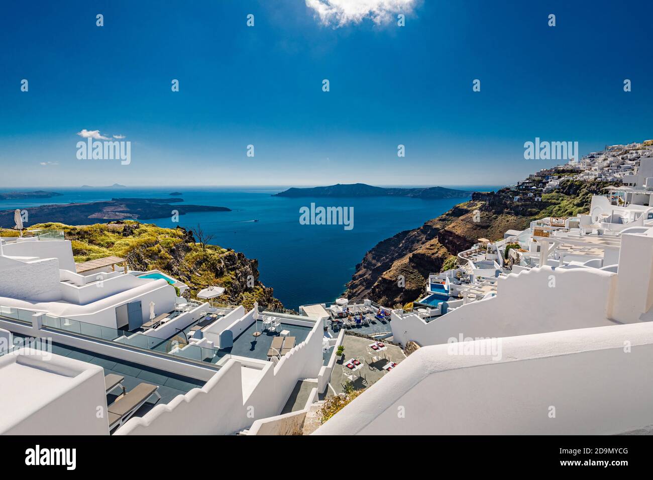Isla de Santorini, llena de cafés y hoteles con vistas al mar Egeo y a la caldera volcánica. Viaje de verano de lujo y destino de vacaciones de blanco Foto de stock