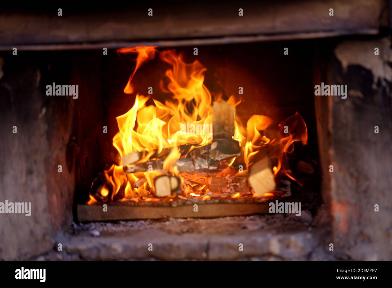 Foto de un fuego brillante en el horno en un día de otoño Foto de stock