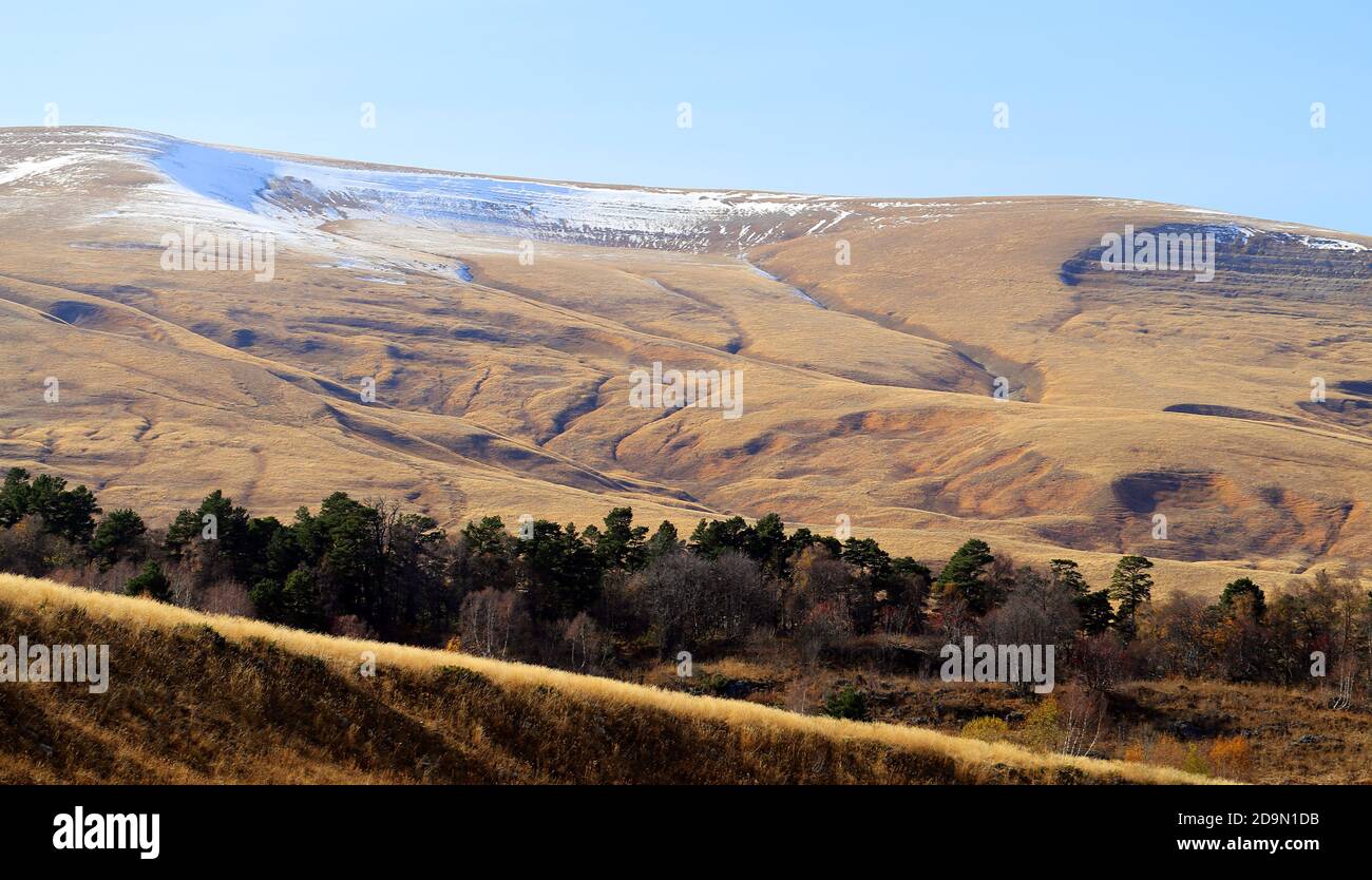Foto de un hermoso paisaje otoñal con montañas y colinas En el Cáucaso Foto de stock