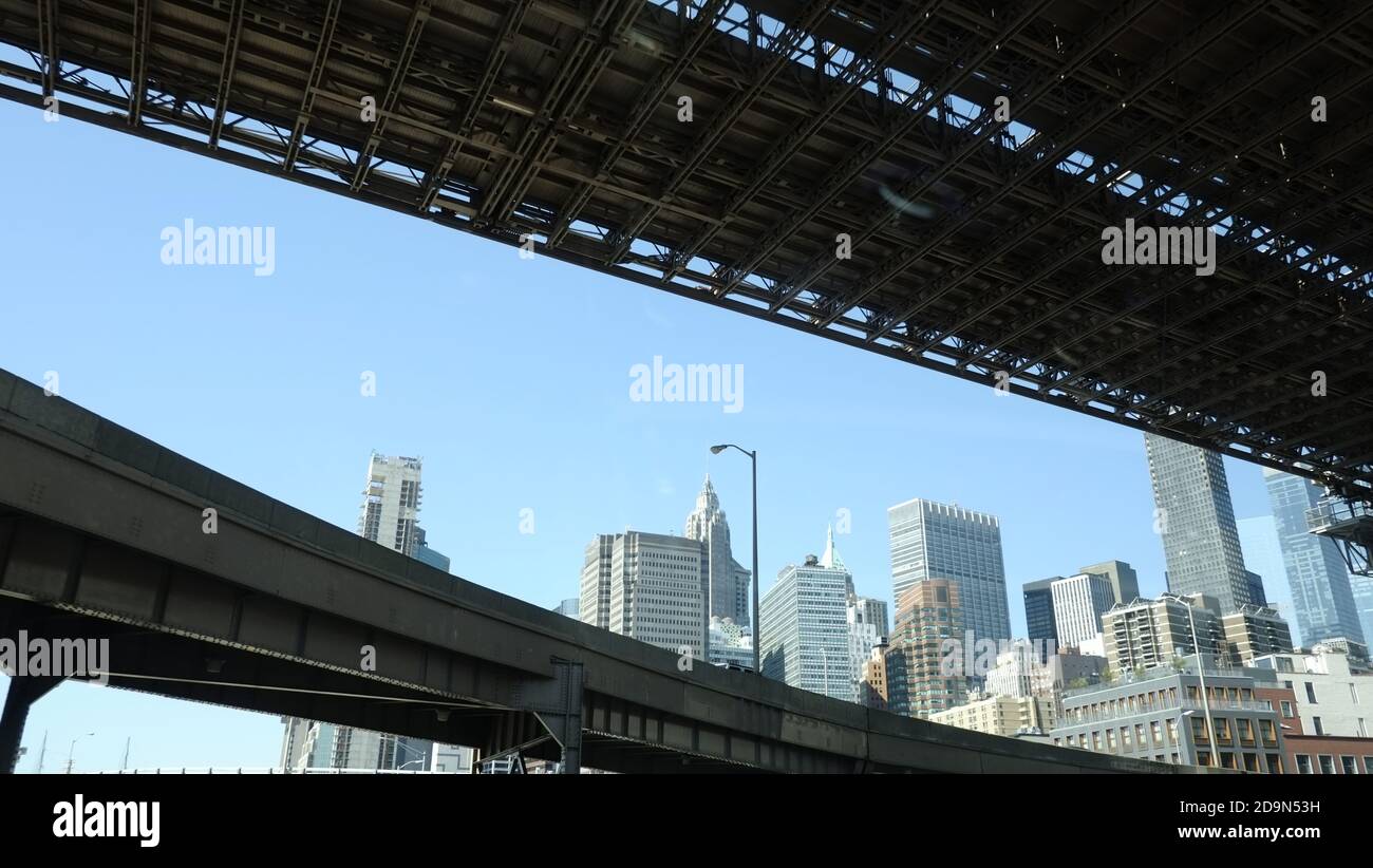 Puente de Brooklyn con la torre de oficinas de Wall Street fotografiada desde la FDR Unidad Foto de stock