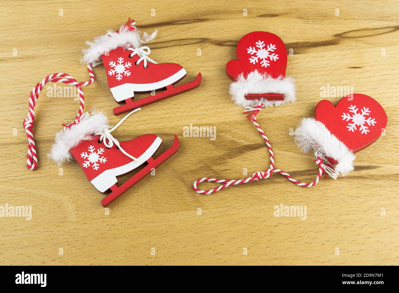 Adornos navideños en forma de guantes y patines un fondo de madera  Fotografía de stock - Alamy