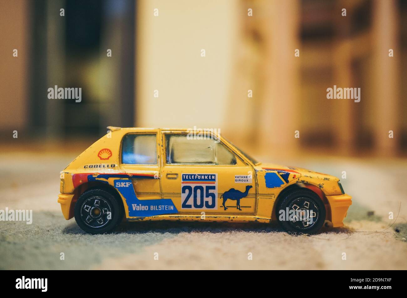 POZNAN, POLONIA - 13 de noviembre de 2016: Bburago modelo de juguete Peugeot  205 coche deportivo en una alfombra floo Fotografía de stock - Alamy