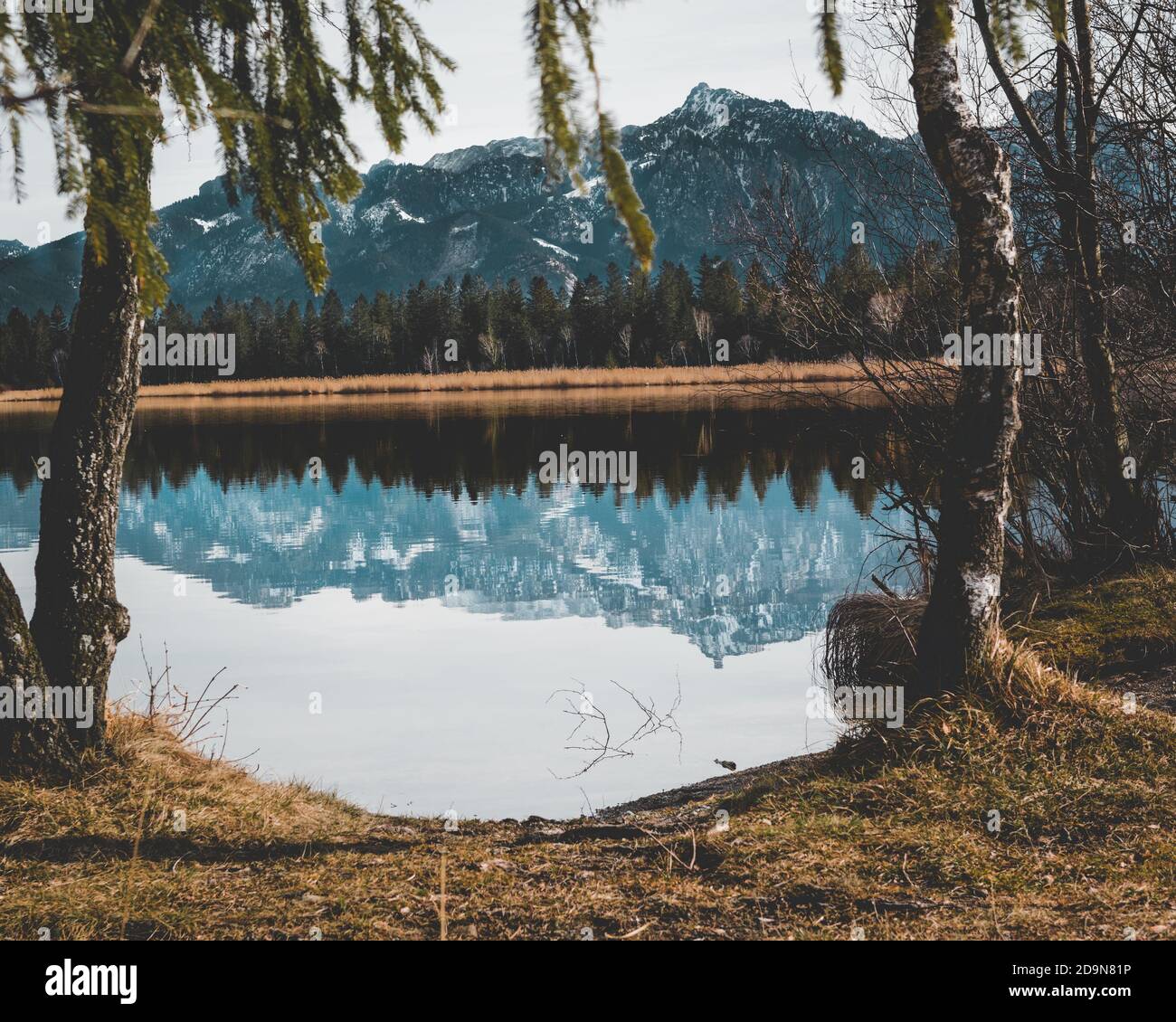 Reflexiones de montaña en un lago como un espejo - vista a través de Foto de stock