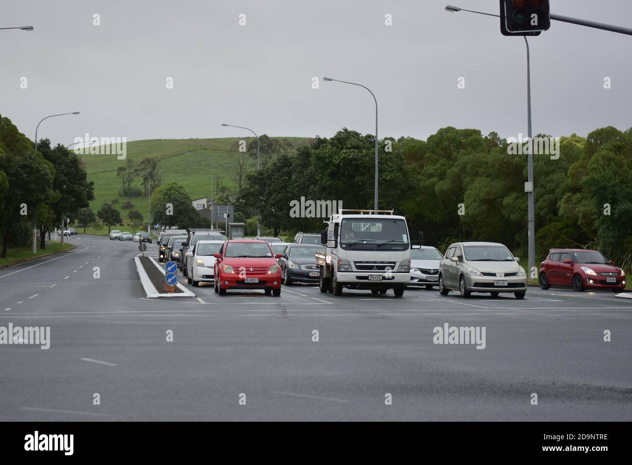 AUCKLAND, NUEVA ZELANDA - 05 de noviembre de 2020: Vista frontal de los coches pararon en el semáforo de Smales Road desde Re Irirangi Drive Foto de stock