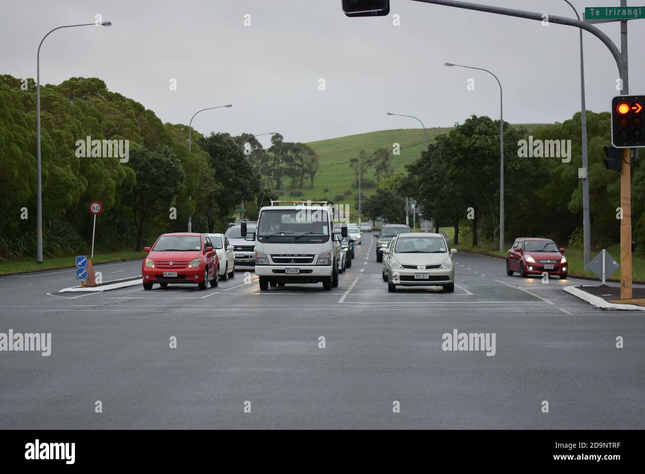 AUCKLAND, NUEVA ZELANDA - 05 de noviembre de 2020: Vista frontal de los coches pararon en el semáforo de Smales Road desde Re Irirangi Drive Foto de stock