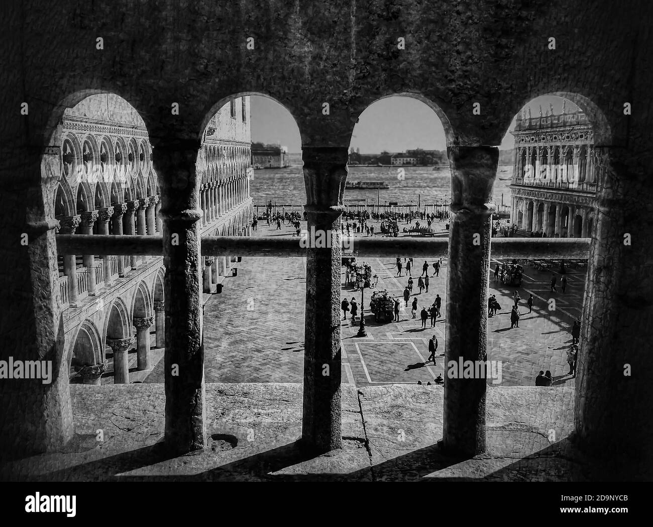 Vista desde detrás de los bares de la Piazza di San Marco en Venecia, en blanco y negro vintage exploración de un antiguo negativo de película. Foto de stock