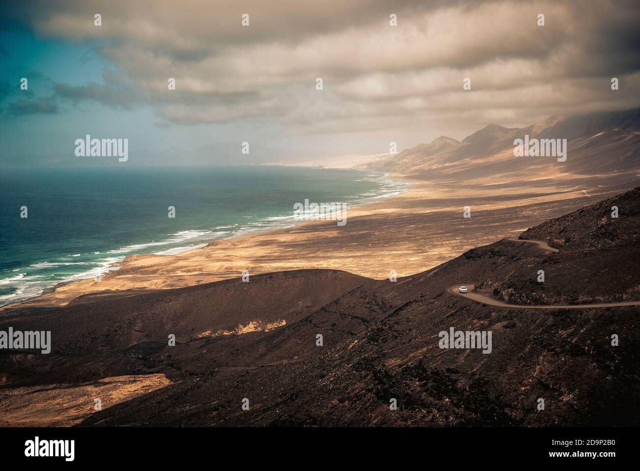 Viaje en increíbles lugares escénicos concepto con coche blanco en un fuera de carretera y hermoso paisaje en el fondo con la costa, playa, océano, montañas y cielo con nubes - vacaciones en increíbles lugares concepto Foto de stock