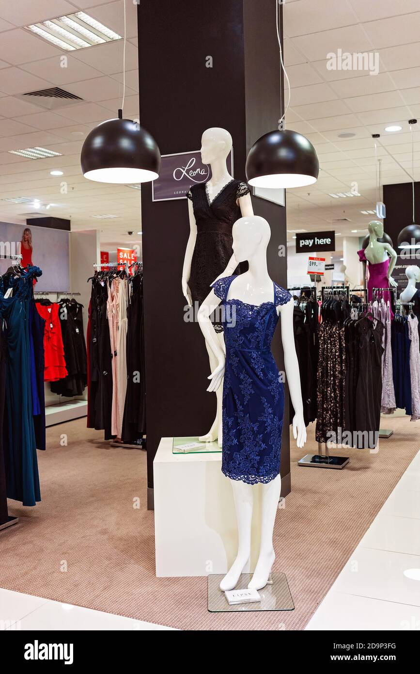 Brisbane, Queensland, Australia - 25 de septiembre de 2019: En tienda  maniquíes modelando los últimos vestidos formales damas Fotografía de stock  - Alamy