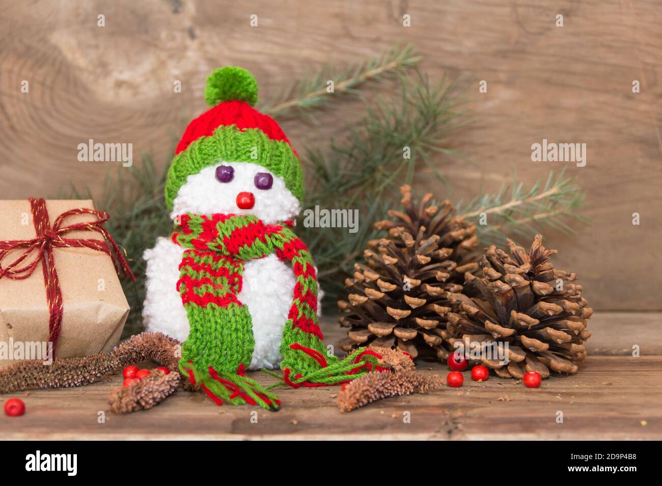 Muñecos de nieve hechos con pompones de lana, sobre un fondo de Navidad  Fotografía de stock - Alamy