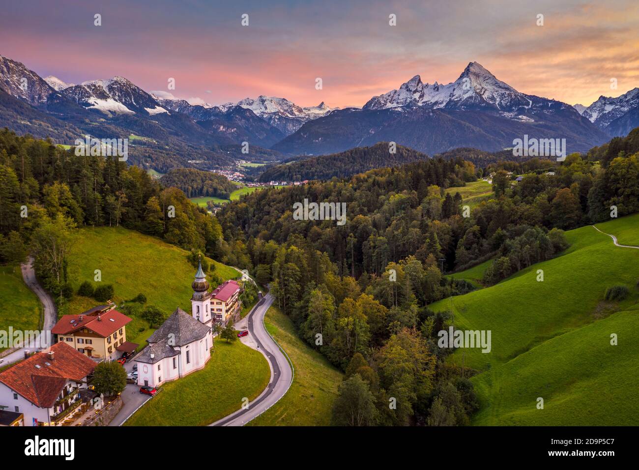 Capilla de Maria Gern cerca de Berchtesgaden con la montaña Watzmann en otoño, Baviera, Alemania Foto de stock