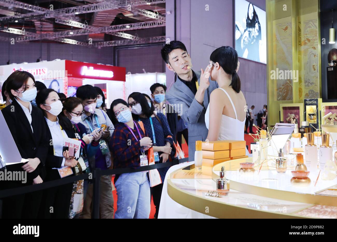 Shanghai, China. 6 de noviembre de 2020. Una exposición de maquillaje atrae  a visitantes en el stand de la compañía de cosméticos Amore Pacific en el  área de exposición de bienes de