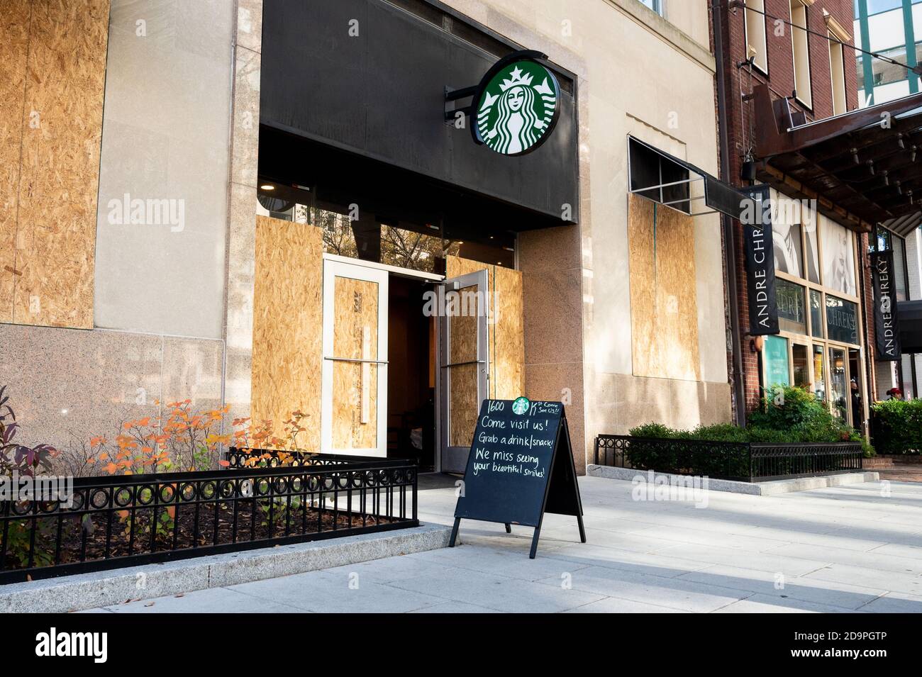 Washington, Estados Unidos. 6 de noviembre de 2020. En el restaurante Starbucks. Crédito: SOPA Images Limited/Alamy Live News Foto de stock