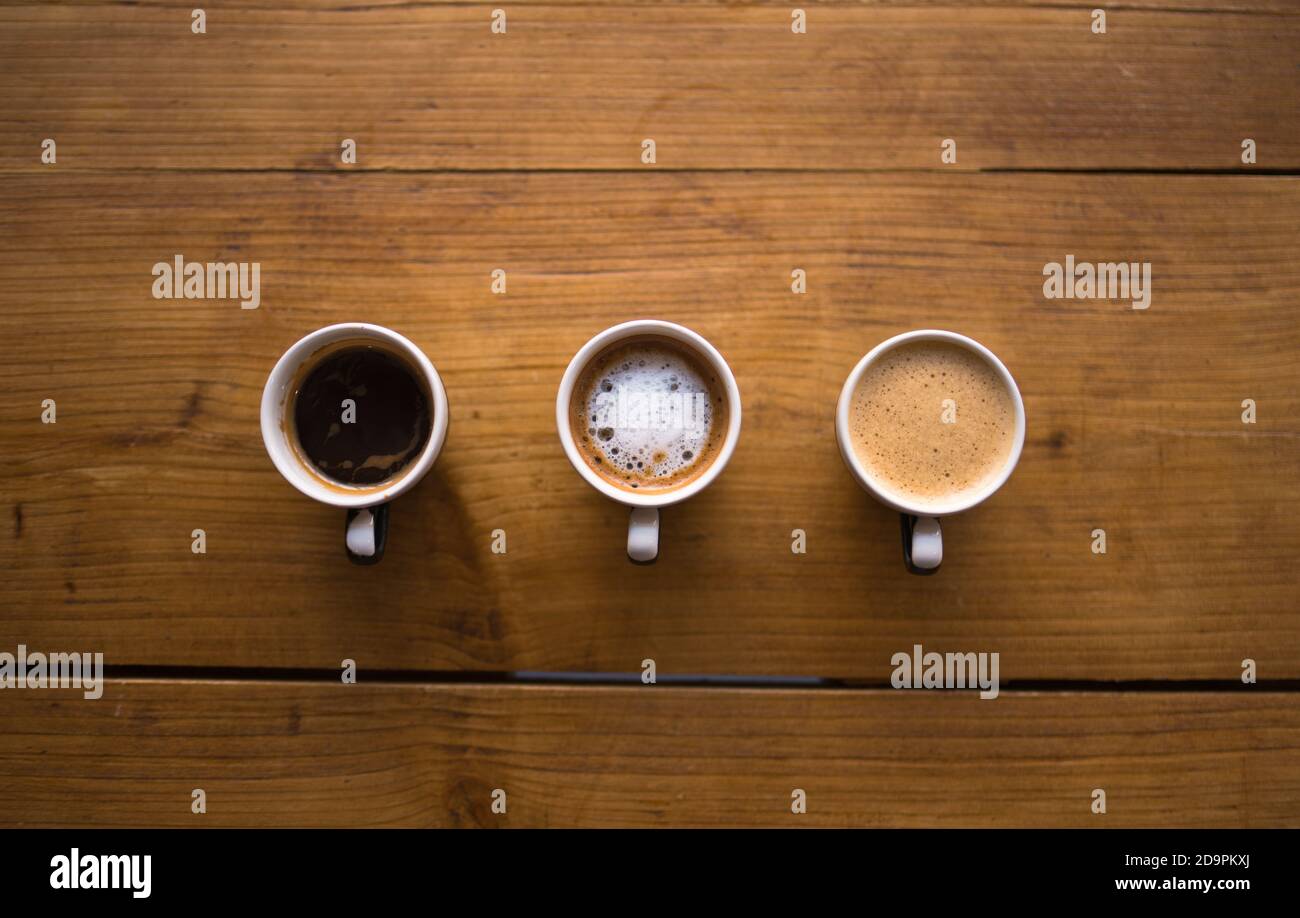 3 tazas de expreso - macchiatto, expreso. Foto de la cafetería. Café y un  libro - un café Fotografía de stock - Alamy