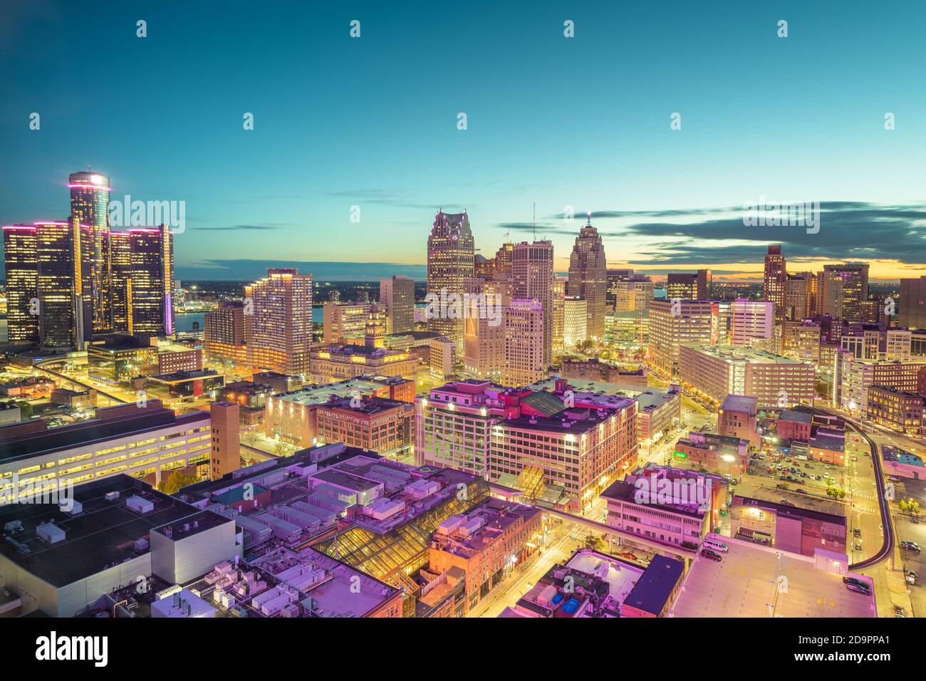 Detroit, Michigan, EE.UU. ciudad desde arriba al anochecer. Foto de stock