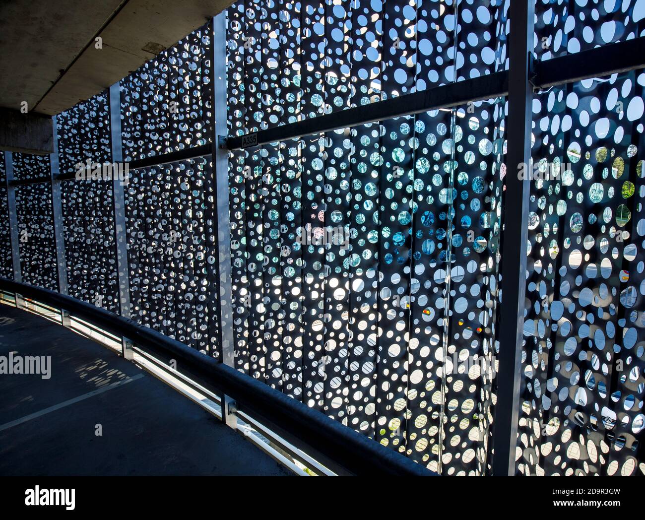 Paneles de revestimiento de metal perforado vistos desde el interior de un  garaje de varios pisos, Finlandia Fotografía de stock - Alamy