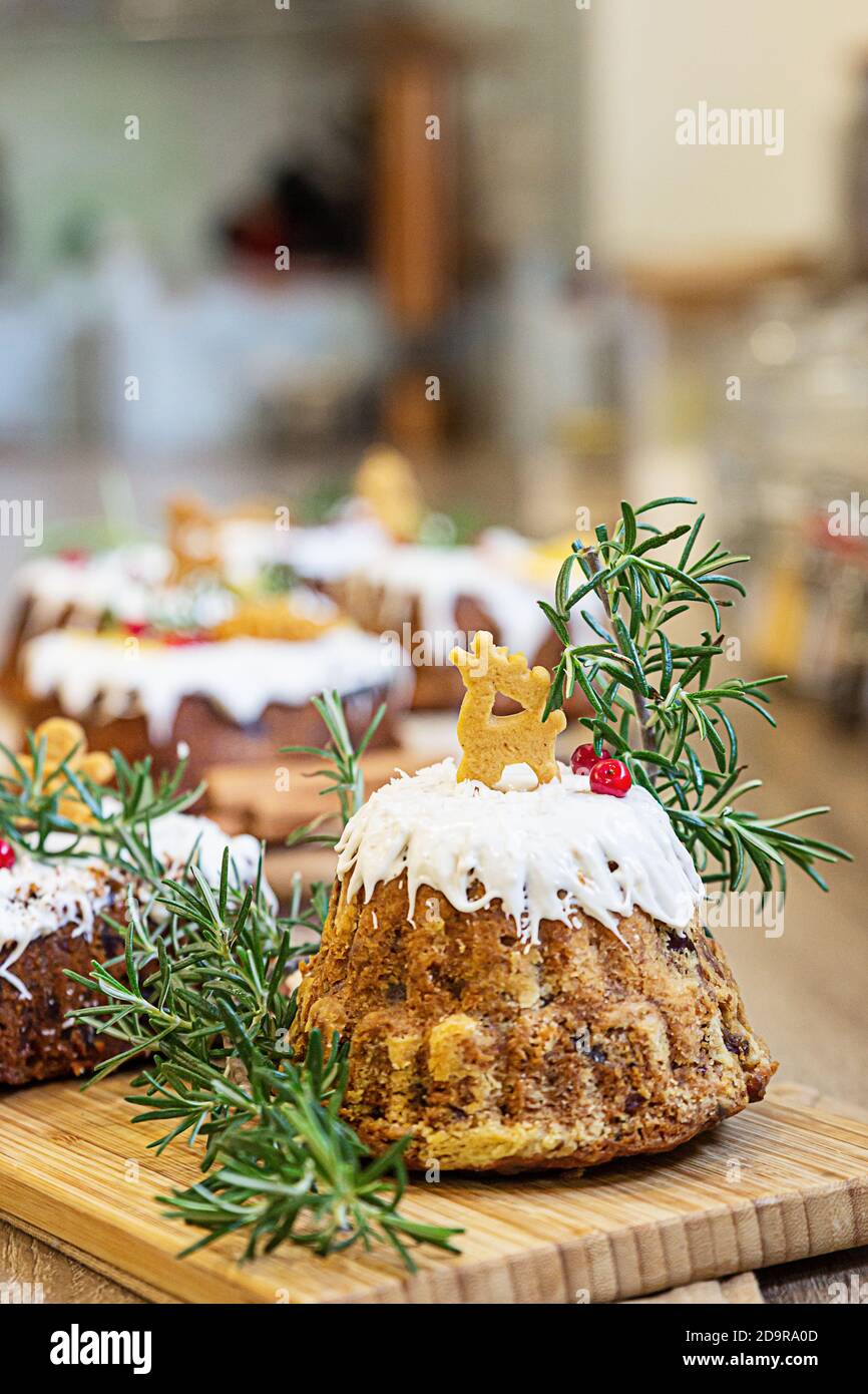 Pastel de fruta de Navidad, budín decorado con galletas de jengibre, romero  y lindonberry en tabla de madera. Postre de Navidad tradicional casero  Fotografía de stock - Alamy