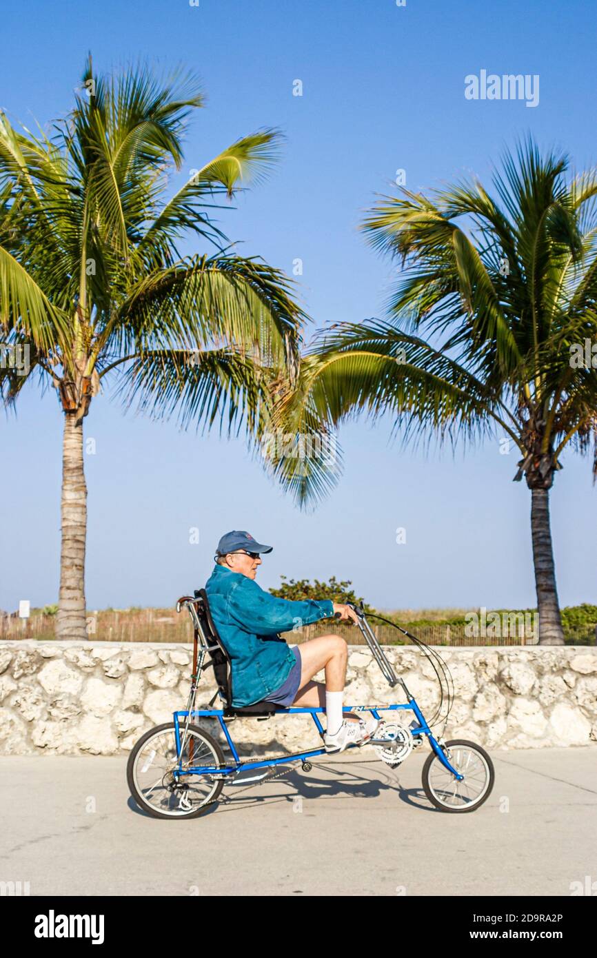 Miami Beach Florida, Lummus Park, personas mayores activas, paseos a caballo pedales pedaleando bicicleta de bastidor bajo recostada, Foto de stock
