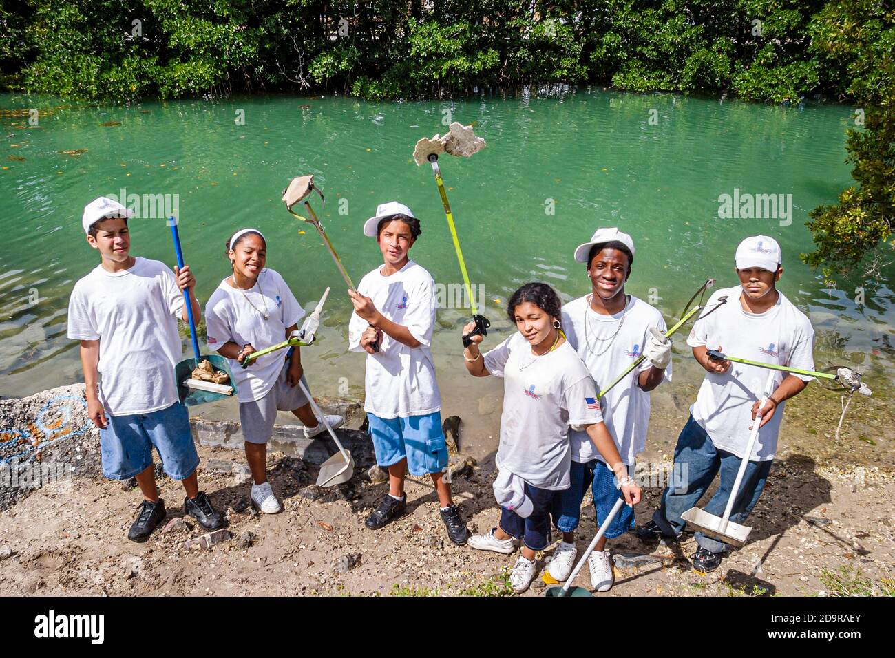 Miami Beach Florida, adolescentes adolescentes voluntarios del Job Corps, niños hispanos negros de la basura basura basura basura basura basura basura basura, limpieza limpia Foto de stock