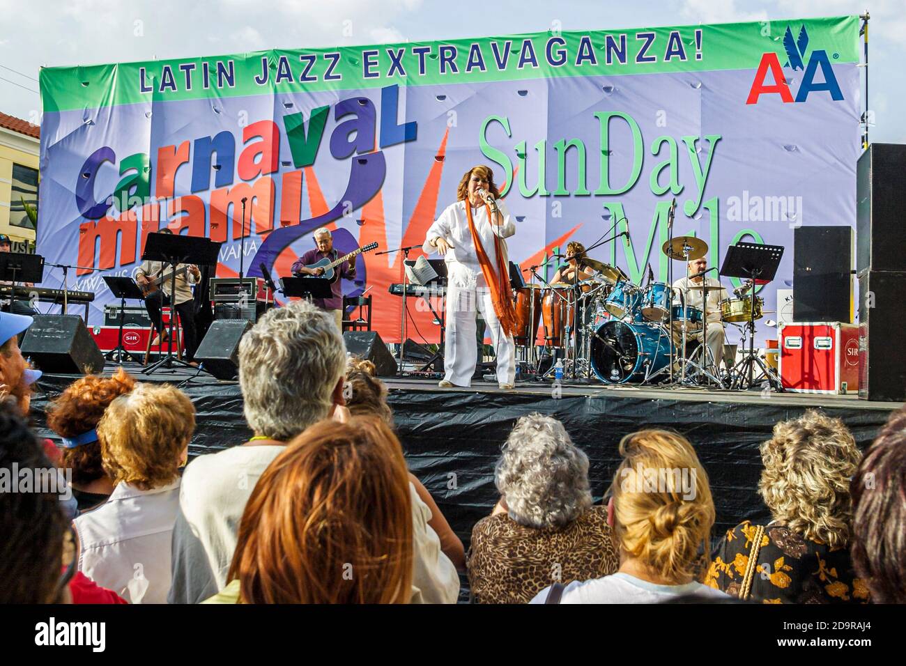 Miami Florida, Coral Gables Miracle Mile, Carnaval en la calle Mile festival anual concierto gratuito cantante cubana Marisela Verena actuación de canto escénico Foto de stock
